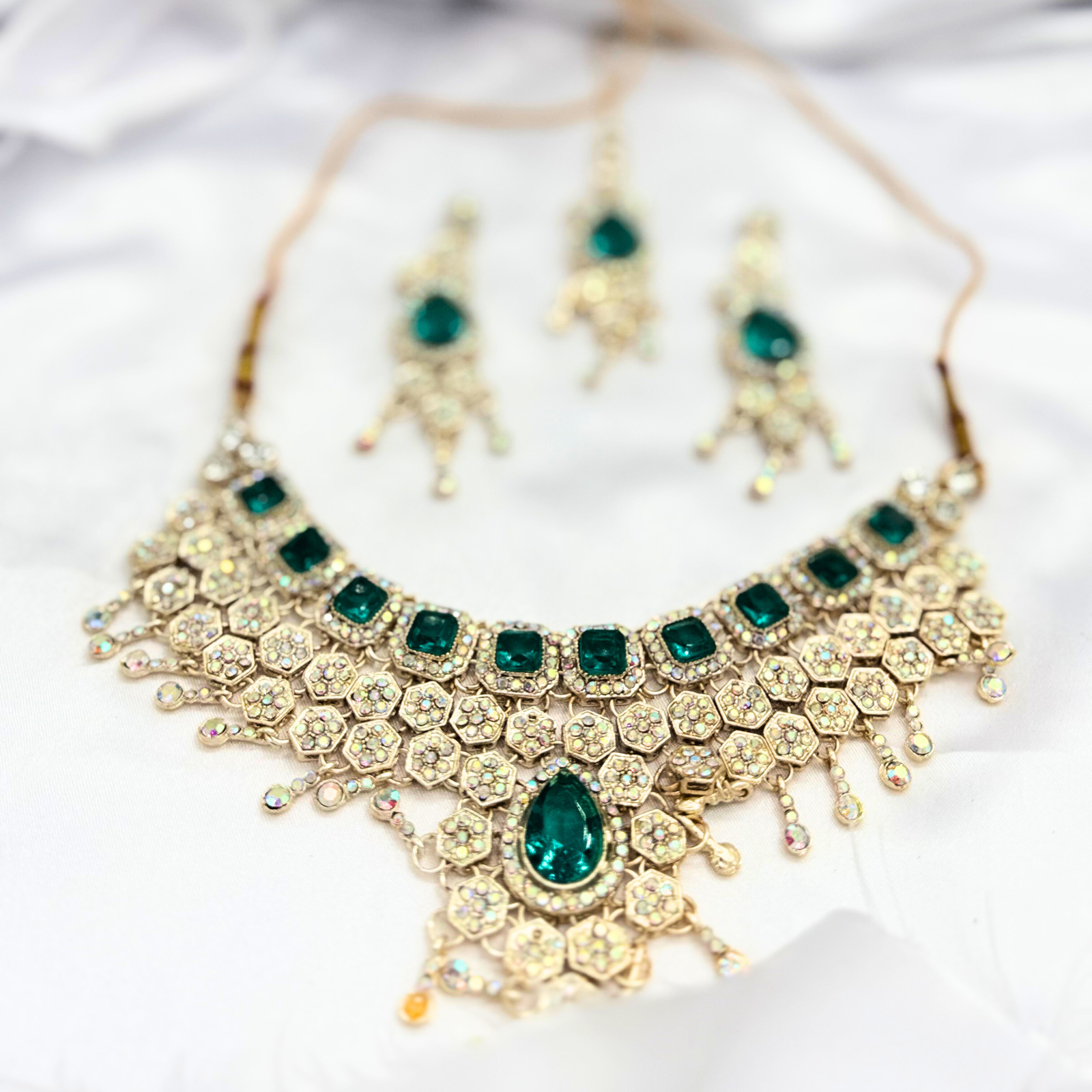 10 Exquisite Emerald and Gold-Plated Necklace Set - Image 1