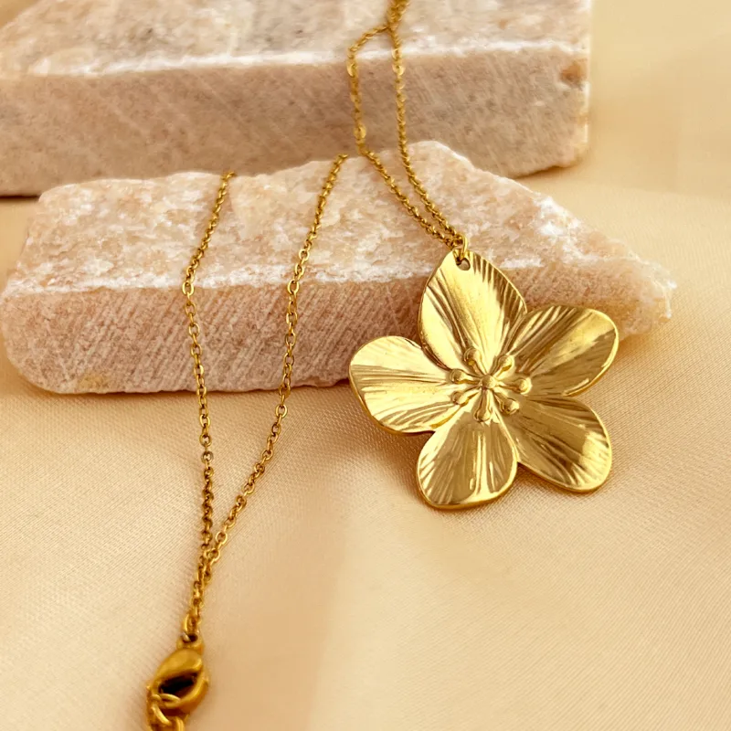 304-Stainless-Steel-18K-Gold-Plated-Elegant-Lady-Streetwear-Flower-Pendant-Necklace 304 Stainless Steel 18K Gold Plated Elegant Lady Streetwear Flower Pendant Necklace - Image 1